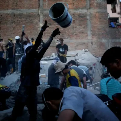 Pessoas recolhem escombros no local onde um prédio ruiu em Pereira, na Colômbia, após o terremoto de segunda-feira. August 11, 2026. REUTERS/Juan David Duque TPX IMAGES OF THE DAY