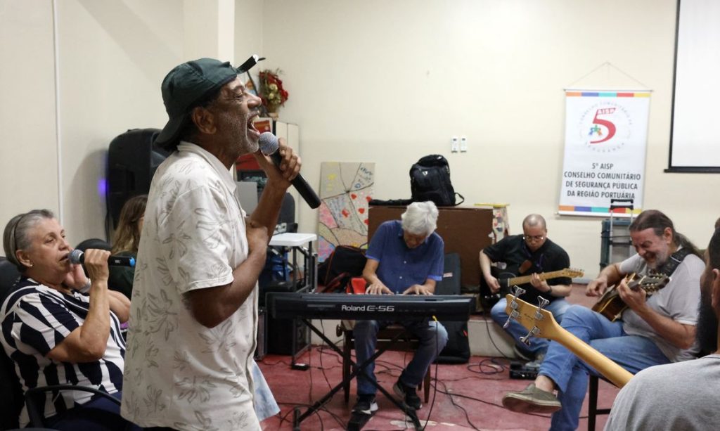 Rio de Janeiro (RJ), 13/08/2026 - O compositor e vocalista Hamilton Assunção no ensaio da banda Harmonia Enlouquece no Centro Psiquiátrico do Rio de Janeiro - CPRJ, na Gamboa. Foto: Rovena Rosa/Agência Brasil