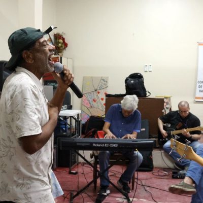 Rio de Janeiro (RJ), 13/08/2026 - O compositor e vocalista Hamilton Assunção no ensaio da banda Harmonia Enlouquece no Centro Psiquiátrico do Rio de Janeiro - CPRJ, na Gamboa. Foto: Rovena Rosa/Agência Brasil