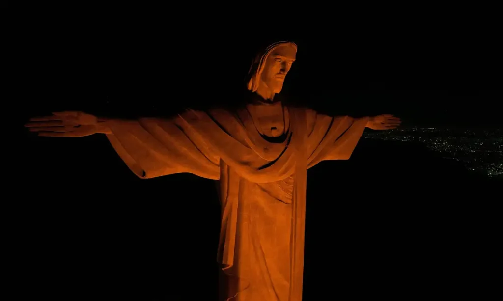 Rio de Janeiro - 04/08/2026 - Monumento ao Cristo Redentor está iluminado na cor laranja. Foto: Instagran/cristoredentoroficial