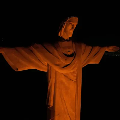 Rio de Janeiro - 04/08/2026 - Monumento ao Cristo Redentor está iluminado na cor laranja. Foto: Instagran/cristoredentoroficial