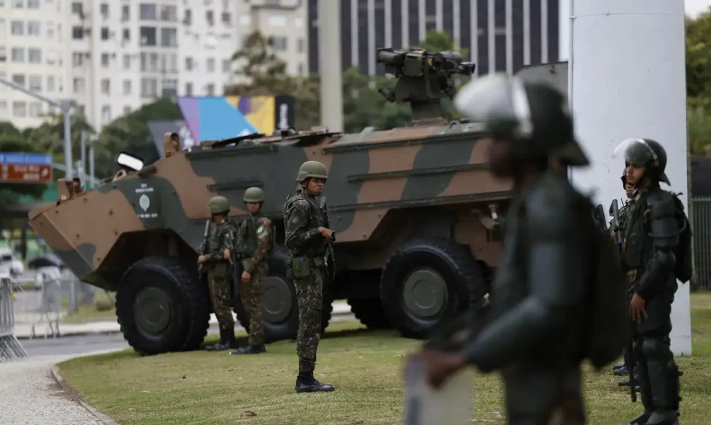 Rio de Janeiro (RJ), 03/07/2025 – Militares das Forças Armadas reforçam a segurança no entorno do Museu de Arte Moderna (MAM), onde acontece a Cúpula do Brics. Foto: Fernando Frazão/Agência Brasil