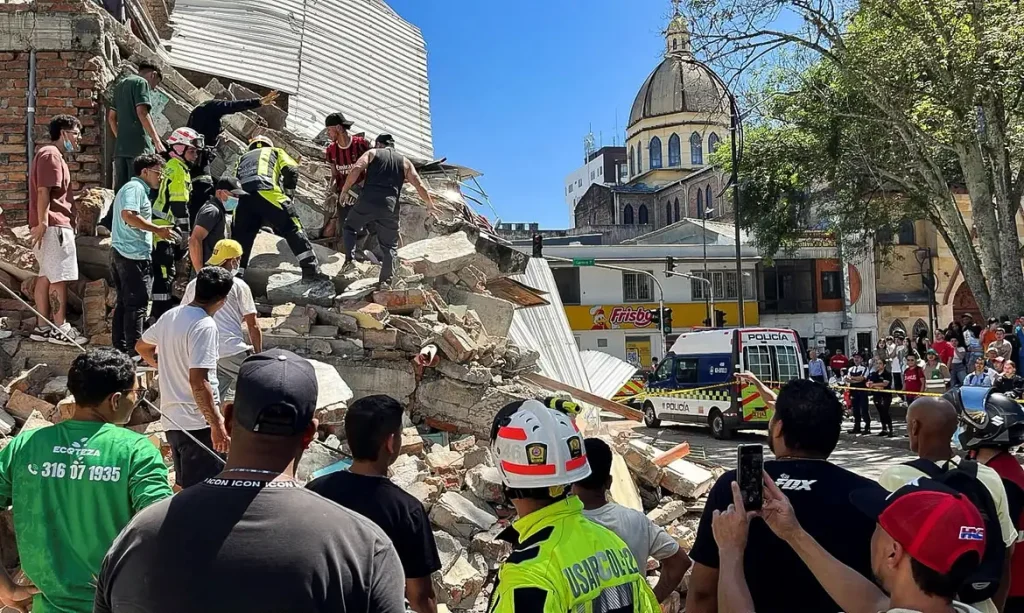 Residents and emergency personnel dig through the debris of a partially collapsed building after an earthquake, in Pereira, Colombia August 10, 2026. REUTERS/Stringer/Proibida Reprodução