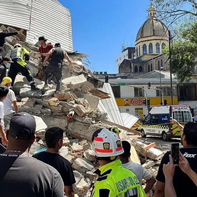 Residents and emergency personnel dig through the debris of a partially collapsed building after an earthquake, in Pereira, Colombia August 10, 2026. REUTERS/Stringer/Proibida Reprodução