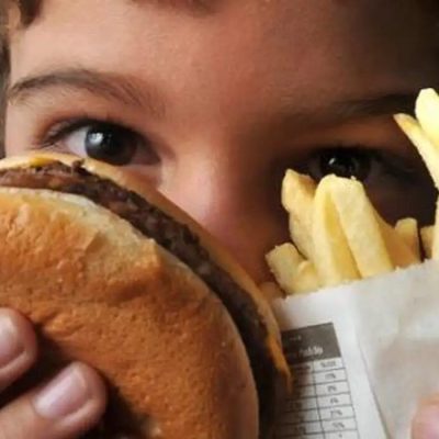 Uma das principais causas do aumento do colesterol em crianças e adolescentes é uma alimentação rica em gorduras. Foto: Marcello Casal Jr/Agência Brasil.