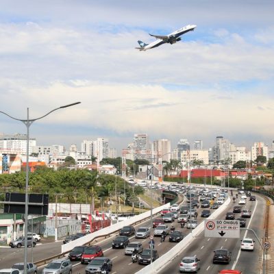 Avião decola do Aeroporto de Congonhas e sobrevoa a Avenida Pedro Bueno.