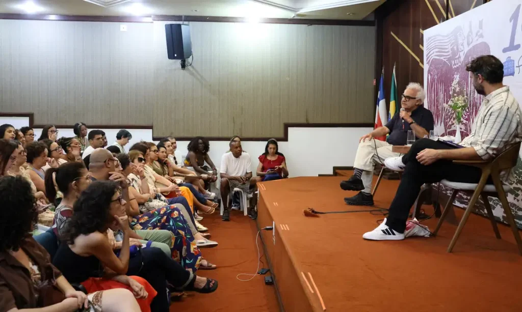 Salvador (BA), 08/08/2026 - O escritor Milton Hatoum participa da mesa A palavra, a memória e o tempo: um encontro sobre literatura, com mediação de Rodrigo Casarin, no Museu Eugênio Leal, durante a 10ª Festa Literária Internacional do Pelourinho - Flipelô. Foto: Rovena Rosa/Agência Brasil