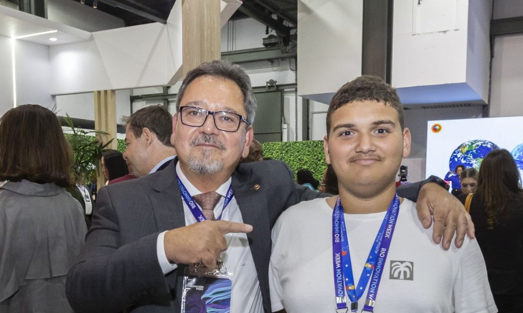 Jogo criado por estagiário mostra o que é e o que faz o Ministério Público do Rio de Janeiro. ( procurador-geral de Justiça, Antonio José Campos Moreira,com o estagiário Arthur Almeida Santos, criador do jogo digital)
Crédito: MPRJ/Bruno Bou