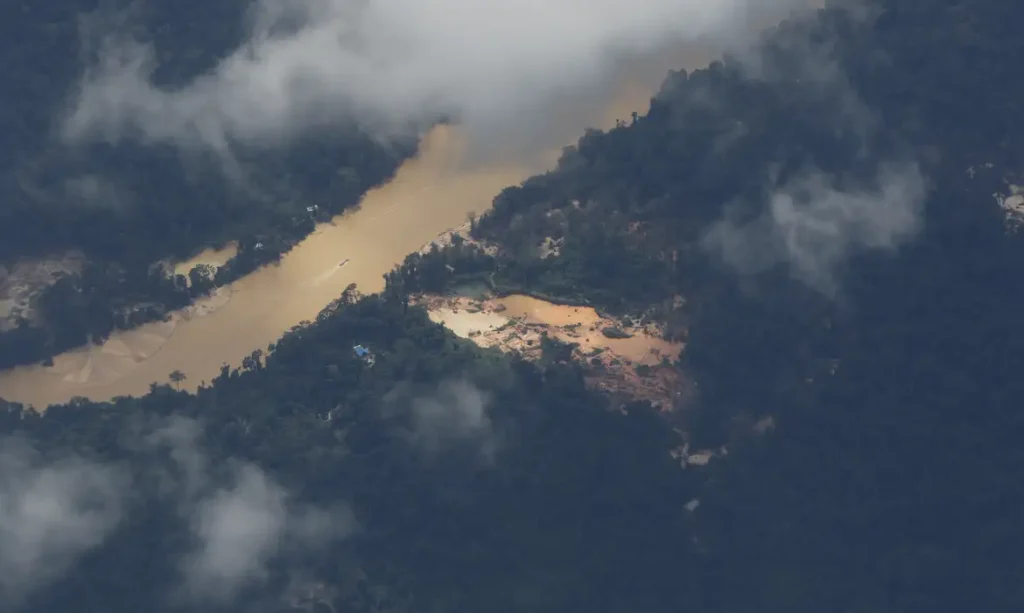 Rios contaminados têm coloração e margem afetados pela atuação de garimpo ilegal na região do Surucucu, dentro da Terra Indígena Yanomami, Oeste de Roraima, avistados em sobrevoo da Força Aéra Brasileira para lançamendo de suprimentos.