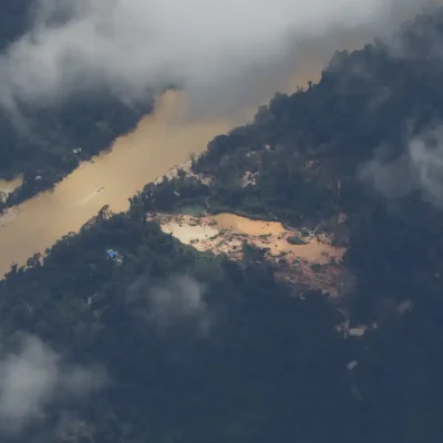 Rios contaminados têm coloração e margem afetados pela atuação de garimpo ilegal na região do Surucucu, dentro da Terra Indígena Yanomami, Oeste de Roraima, avistados em sobrevoo da Força Aéra Brasileira para lançamendo de suprimentos.