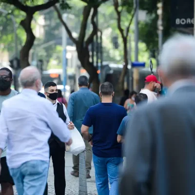 Pessoas com máscara caminham no centro do Rio de Janeiro