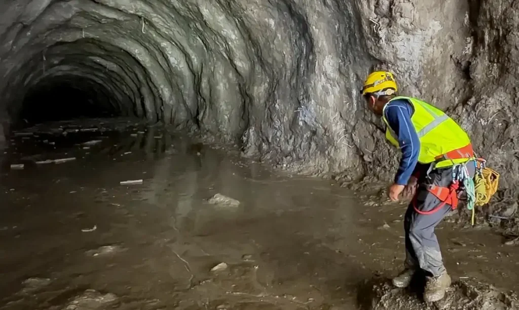Socorrista trabalha na entrada de túnel na usina hidrelétrica de Chilime, em Rasuwa, no Nepal
29 de agosto de 2026    Ashish Gurung/via REUTERS