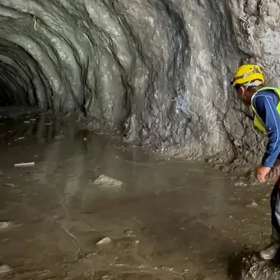 Socorrista trabalha na entrada de túnel na usina hidrelétrica de Chilime, em Rasuwa, no Nepal
29 de agosto de 2026 Ashish Gurung/via REUTERS