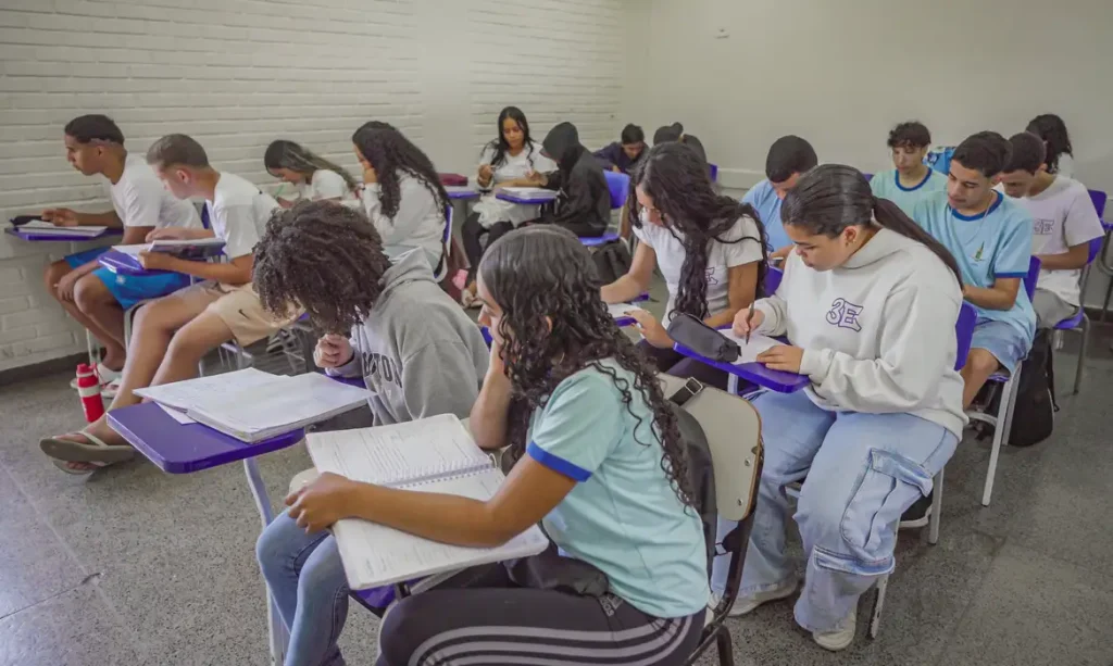 Brasília (DF), 25/06/2026 – Alunos do ensino médio do CED 16, na Ceilândia, aproveitam o segundo semestre letivo para intensificar a preparação em sala de aula visando o Exame Nacional do Ensino Médio (Enem), vestibulares, Programa de Avaliação Seriada (PAS/UnB) e outros processos seletivos de ingresso no ensino superior
Foto: Rafa Neddermeyer/Agência Brasil