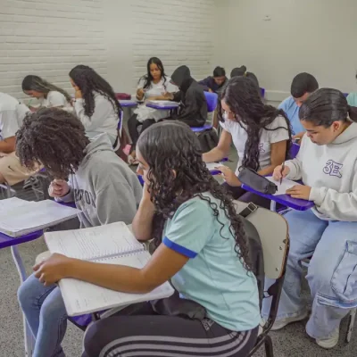 Brasília (DF), 25/06/2026 – Alunos do ensino médio do CED 16, na Ceilândia, aproveitam o segundo semestre letivo para intensificar a preparação em sala de aula visando o Exame Nacional do Ensino Médio (Enem), vestibulares, Programa de Avaliação Seriada (PAS/UnB) e outros processos seletivos de ingresso no ensino superior
Foto: Rafa Neddermeyer/Agência Brasil