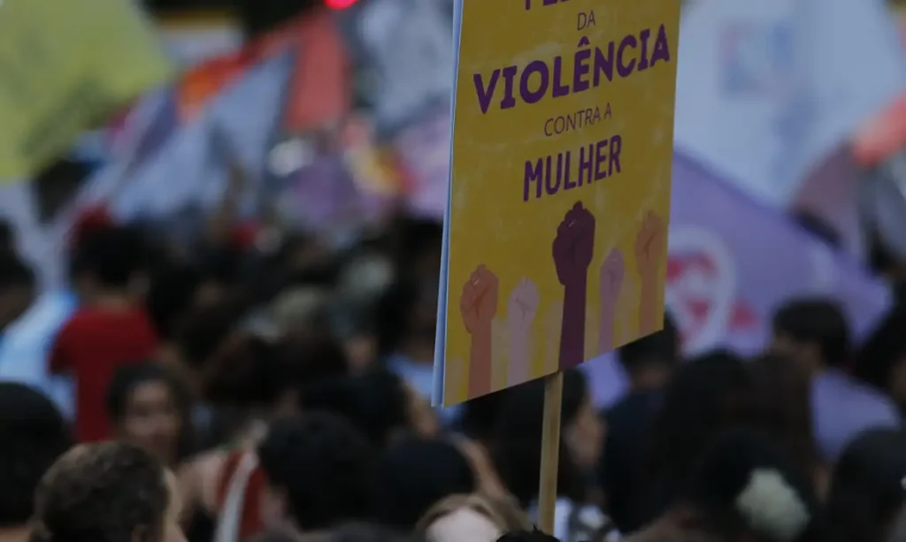 Rio de Janeiro (RJ), 08/03/2023 - Mulheres fazem passeata no Dia Internacional da Mulher - 8M, por direitos e contra a violência e o feminicídio, no centro da cidade. Foto: Fernando Frazão/Agência Brasil