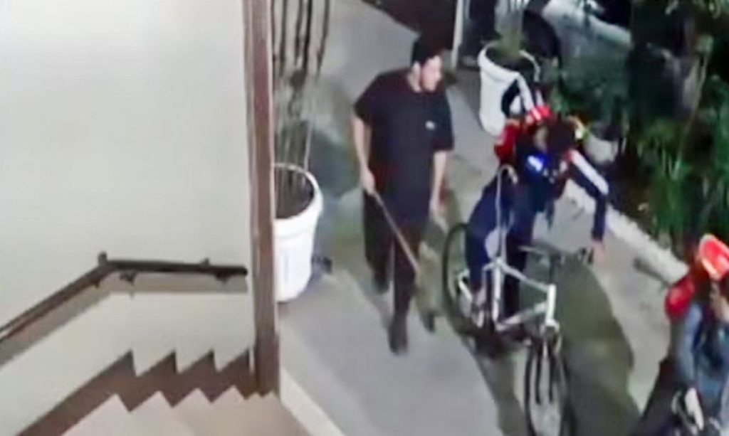Brasília (DF), 21/08/2026 - Seguranças de rua são presos por agredir ciclista até a morte no Rio.
Frame Camera de segurança