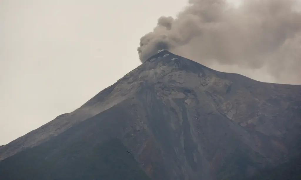 Guatemala's Fuego volcano erupts, spewing ash after authorities raised the alert level to orange, as seen from Santa Lucia Cotzumalguapa, Guatemala, August 4, 2026. REUTERS/Cristina Chiquin/Proibida Reprodução