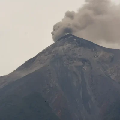 Guatemala's Fuego volcano erupts, spewing ash after authorities raised the alert level to orange, as seen from Santa Lucia Cotzumalguapa, Guatemala, August 4, 2026. REUTERS/Cristina Chiquin/Proibida Reprodução