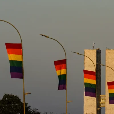 25/07/2026 - Brasília - Bandeira LGBTQIA+ são colocadas em postes de luz para 27ª Parada LGBTQIAPN+ de Brasília, na Esplanada dos Ministérios. Foto: Rafa Neddermeyer/Agência Brasil