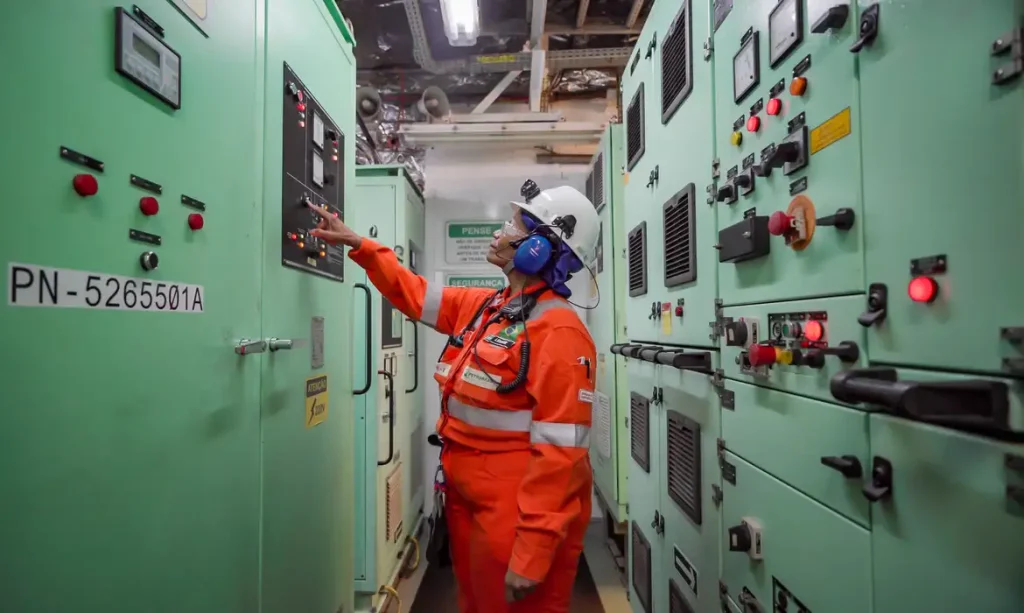 28/05/2026 - Pré-sal da Bacia de Santos -Esta é a P-67, uma unidade gigante do tipo FPSO (sistema flutuante de produção, armazenamento e transferência) que opera no pré-sal da Bacia de Santos. Com impressionantes 353 mil toneladas, 288 metros de comprimento, 54 metros de largura e 31 metros de altura, essa estrutura colossal tem capacidade para processar diariamente até 150 mil barris de petróleo e comprimir até 6 milhões de m³ de gás natural. Mostrar o cotidiano, a segurança e a dedicação dos profissionais que trabalham embarcados nessa superestrutura é uma forma de valorizar quem constrói a nossa história todos os dias.Como parte ativa do Programa Pró-Equidade de Gênero e Raça, a Petrobras reafirma o compromisso de construir um ambiente de trabalho mais inclusivo e representativo, quebrando barreiras históricas no setor offshore e impulsionando a equidade tanto em terra quanto mar afora. Foto: Rafa Neddermeyer/Agência Brasil