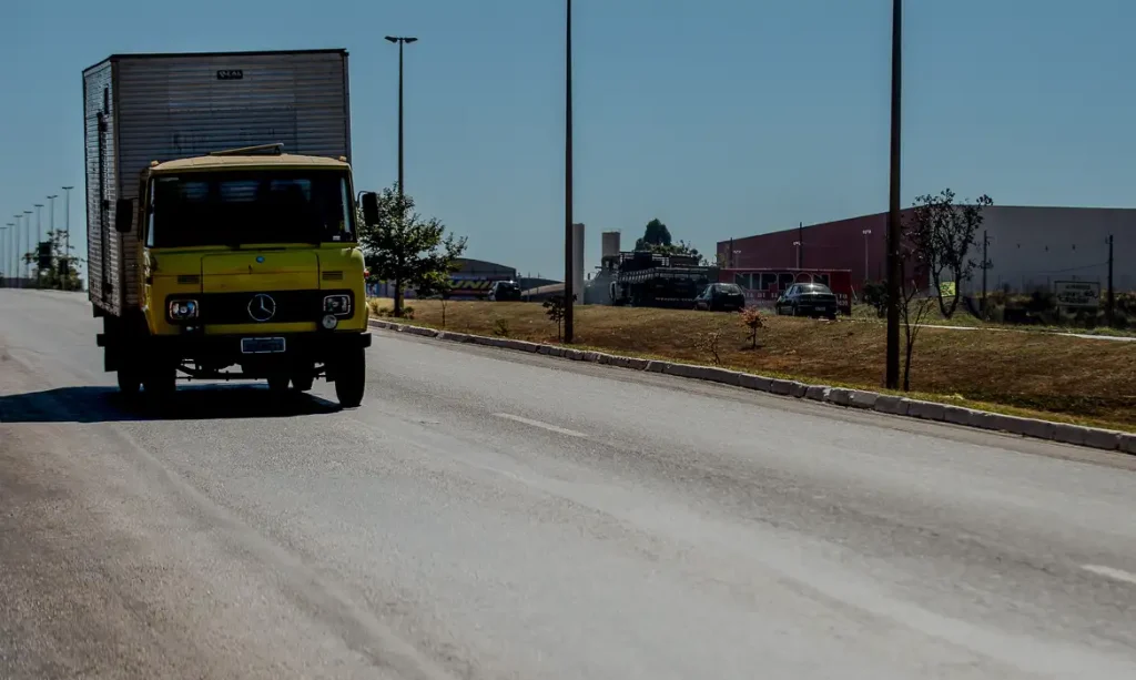 Caminhões trafegam pela BR-040