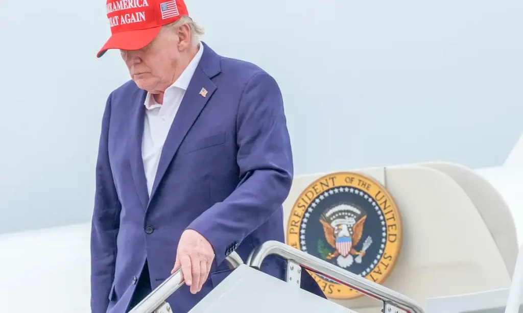 Presidente dos EUA, Donald Trump, desembarca do Air Force One
16 de agosto de 2026 REUTERS/Ken Cedeno
