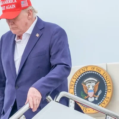 Presidente dos EUA, Donald Trump, desembarca do Air Force One
16 de agosto de 2026 REUTERS/Ken Cedeno