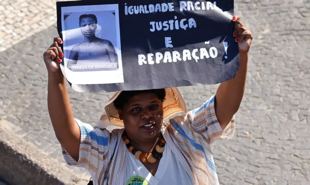 Rio de Janeiro (RJ), 26/07/2026 - XII Marcha das Mulheres Negras do Rio de Janeiro, na orla de Copacabana. Mobilização integra a 12ª edição do Julho das Pretas e reúne organizações de mulheres negras em defesa da democracia, do combate ao racismo, da reparação e do bem viver. Foto: Tânia Rêgo/Agência Brasil