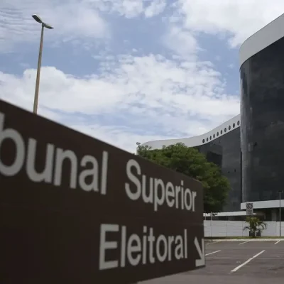 Os convidados poderão acompanhar o evento no plenário e em dois auditórios do TSE. Fachada do TSE