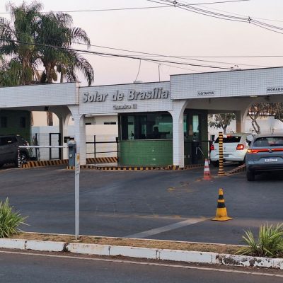 Brasília (DF), 11/09/2025 - Fachada do condomínio Solar de Brasília, onde mora e cumpre prisão domiciliar o ex-presidente Jair Bolsonaro. Foto: Fabio Rodrigues-Pozzebom/ Agência Brasil
Foto: Bruno Peres/Agência Brasil