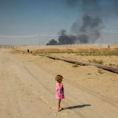 Criança deslocada em campo para refugiados no Iraque