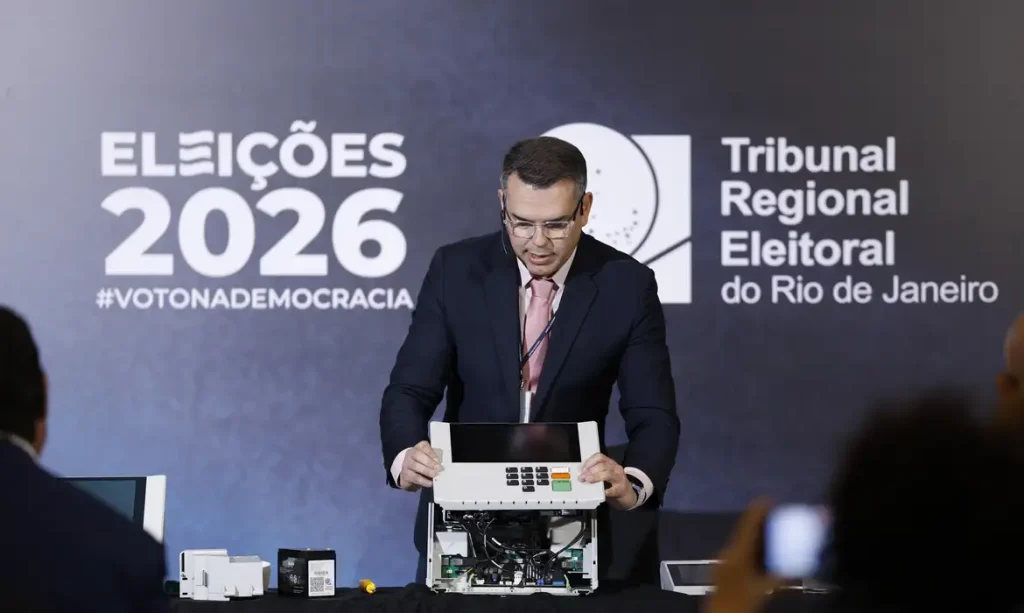 Rio de Janeiro (RJ), 03/08/2026 – O secretário de tecnologia da informação do Tribunal Regional Eleitoral Michel Kovacs apresenta a estrutura interna, mecanismos de segurança e testes da urna eletrônica para as Eleições de 2026. Foto: Fernando Frazão/Agência Brasil