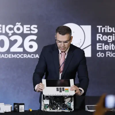 Rio de Janeiro (RJ), 03/08/2026 – O secretário de tecnologia da informação do Tribunal Regional Eleitoral Michel Kovacs apresenta a estrutura interna, mecanismos de segurança e testes da urna eletrônica para as Eleições de 2026. Foto: Fernando Frazão/Agência Brasil