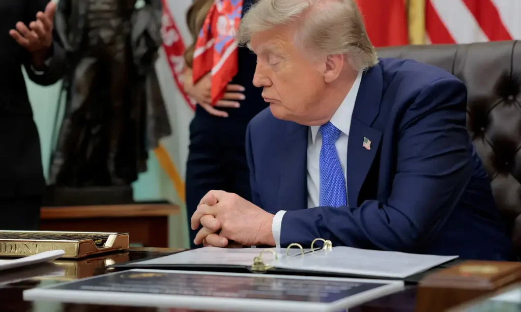 Presidente dos EUA, Donald Trump, assina decreto sobre vacinas na Casa Branca
10 de agosto de 2026   REUTERS/Kylie Cooper