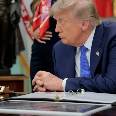 Presidente dos EUA, Donald Trump, assina decreto sobre vacinas na Casa Branca
10 de agosto de 2026 REUTERS/Kylie Cooper