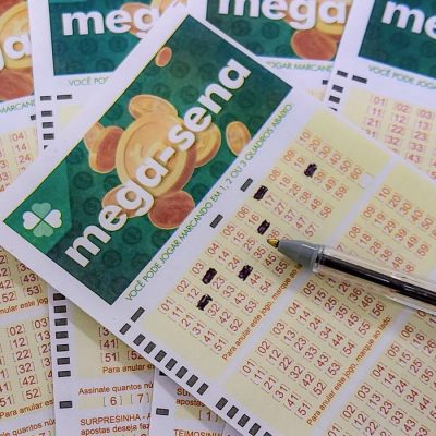 22/06/2023 - Brasília - Mega-Sena, concurso da Mega-Sena, jogos da Mega-Sena, loteria da Mega-Sena. - Volantes da Mega Sena sendo preenchidos para apostas em casas lotéricas da Caixa. Foto: Rafa Neddermeyer/Agência Brasil