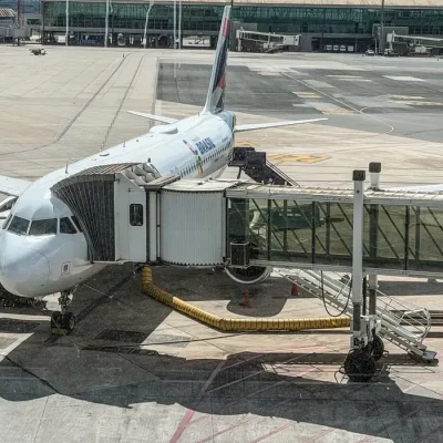 Brasília (DF), 17/03/2026 – Movimentação de passageiros no Aeroporto de Brasília durante operações de embarque e desembarque. Pessoas circulam pelos terminais com bagagens enquanto aviões realizam pousos e decolagens, refletindo o fluxo intenso de viagens na capital federal.
Foto: Rafa Neddermeyer/Agência Brasil