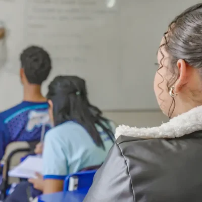 Brasília (DF), 25/06/2026 – Alunos do ensino médio do CED 16, na Ceilândia, aproveitam o segundo semestre letivo para intensificar a preparação em sala de aula visando o Exame Nacional do Ensino Médio (Enem), vestibulares, Programa de Avaliação Seriada (PAS/UnB) e outros processos seletivos de ingresso no ensino superior
Foto: Rafa Neddermeyer/Agência Brasil