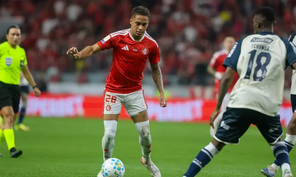Jogadores do Internacional lamentam o empate com o Remo, no Beira-Rio, em Porto Alegre