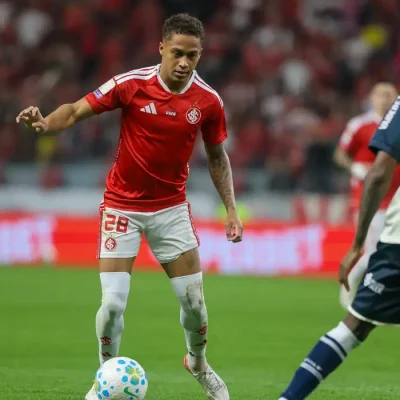 Jogadores do Internacional lamentam o empate com o Remo, no Beira-Rio, em Porto Alegre
