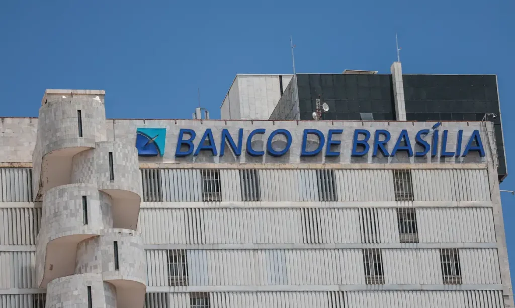 Brasília (DF), 19/11/2025 – Fachada do prédio do banco de Brasília (BRB). Em março de 2025, o conselho do Banco BRB aprovou a compra de 58% do capital do Banco Master, valor estimado em R$ 2 bilhões.
O acordo previa que o BRB, uma sociedade de capital e controlada majoritariamente pelo Governo do Distrito Federal (GDF)
Foto: Joédson Alves/Agência Brasil