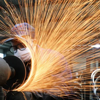 Homem usando máscara de proteção trabalha numa usina siderúrgica. 2/3/2020. China Daily via REUTERS