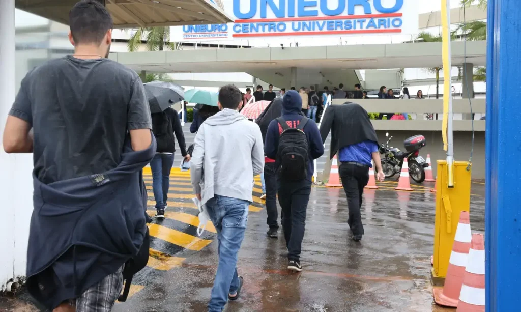 Estudantes chegam à faculdade Unieuro, em Brasília, para a realização da prova do Enade.