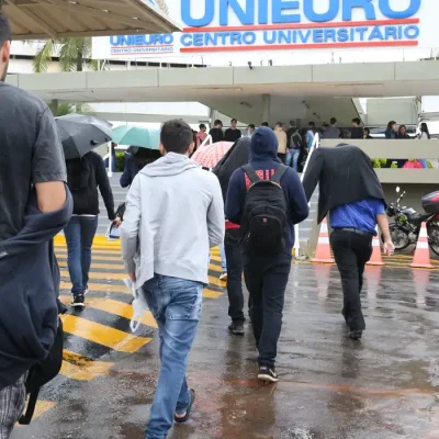Estudantes chegam à faculdade Unieuro, em Brasília, para a realização da prova do Enade.