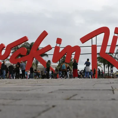 Público no evento teste do Rock in Rio 2022 na Cidade do Rock, montada no Parque Olímpico, Barra da Tijuca.