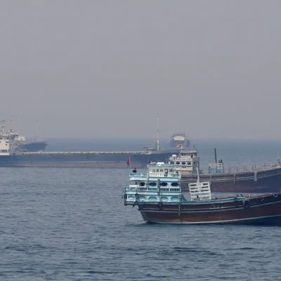 Navios e barcos no Estreito de Ormuz, na costa de Musandam, Omã
20 de abril de 2026
REUTERS/Foto de arquivo