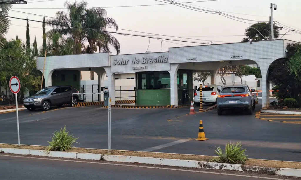 Brasília (DF), 11/09/2025 - Fachada do condomínio Solar de Brasília, onde mora e cumpre prisão domiciliar o ex-presidente Jair Bolsonaro. Foto: Fabio Rodrigues-Pozzebom/ Agência Brasil
Foto: Bruno Peres/Agência Brasil