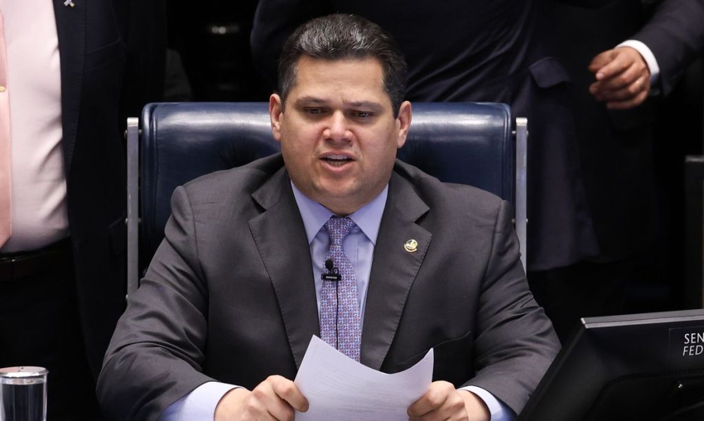 Brasília 02/12/2025 -O presidente do Senado, Davi Alcolumbre, informou ao Plenário que determinou o cancelamento do calendário de apreciação da indicação presidencial do advogado-geral da União, Jorge Messias, para integrar o Supremo Tribunal Federal (STF). Foto Lula Marques/Agência Brasil