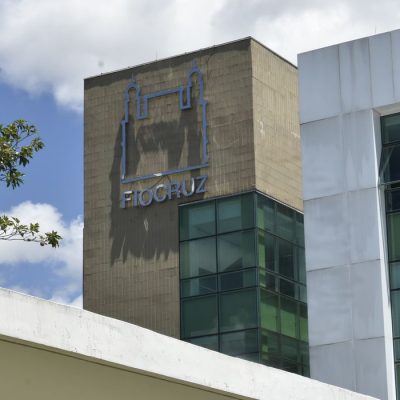 Bloco administrativo do prédio da Fiocruz Brasília (Gerência Regional de Brasília - Gereb), onde se vê a marca da Fundação, parte da fachada envidraçada e a cobertura da passarela de acesso. Neste bloco, além da direção da unidade, assessorias e outros serviços ligados à gestão, funcionam também os diferentes núcleos e programas de pesquisa, bem como a Universidade Aberta do Sistema Único de Saúde (UNA-SUS). Foto: Rodrigo Méxas/ Fiocruz Imagens